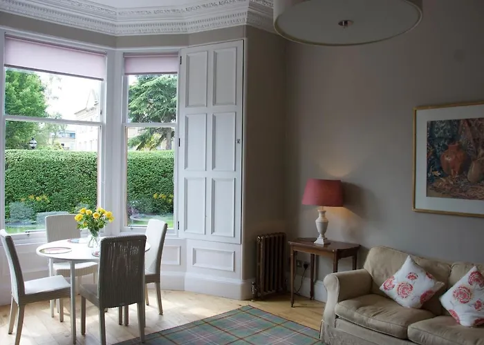 Victorian With Car Parking In Driveway, Murrayfield