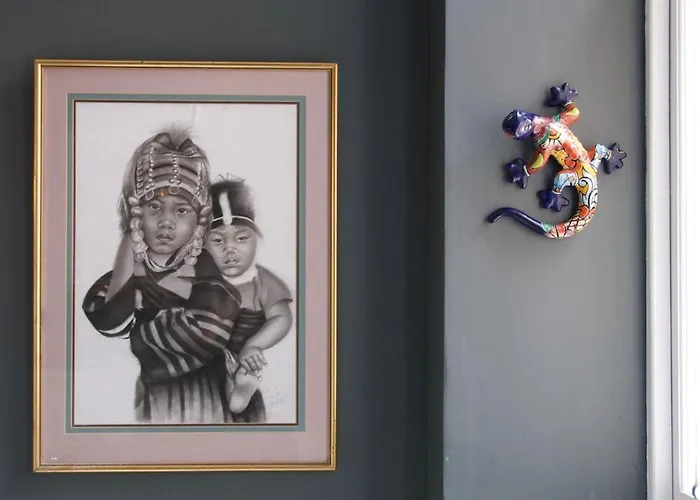 Victorian With Car Parking In Driveway, Murrayfield *