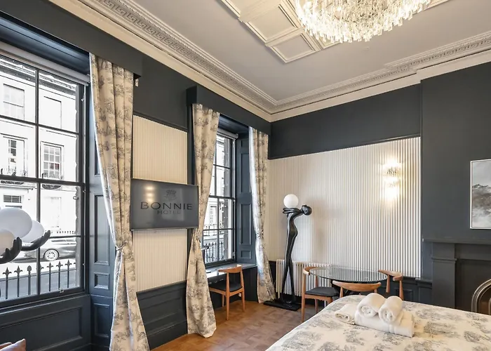 Bonnie - Smart Boutique - Haymarket 4*