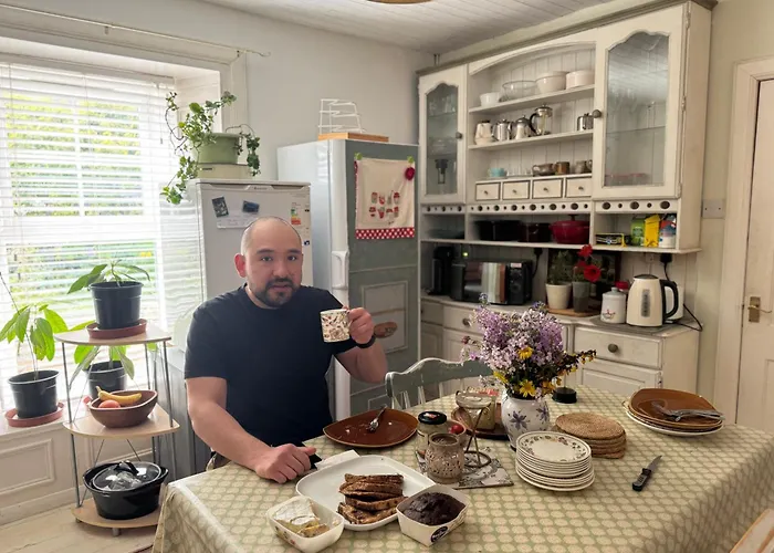 فندق مبيت وإفطار Cosy Cottage For Share , Private Double Room, Wifi, Parking, Garden *