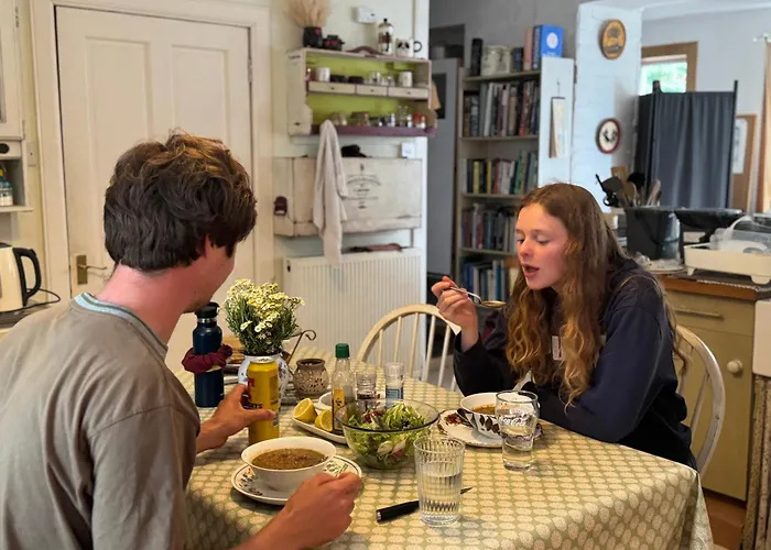 Cosy Cottage For Share , Private Double Room, Wifi, Parking, Garden إدنبرة