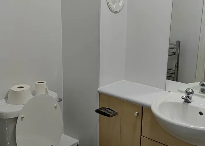 New Town Retreat By Leath Walk- Free Parking