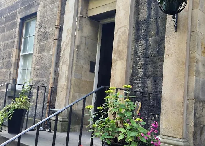 Heart Of The - 3 Bedroom Oasis Apartment