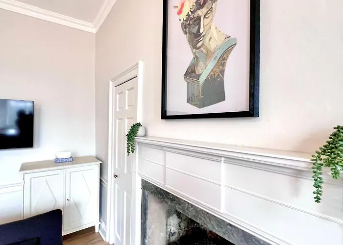 Heart Of The - 3 Bedroom Oasis Apartment