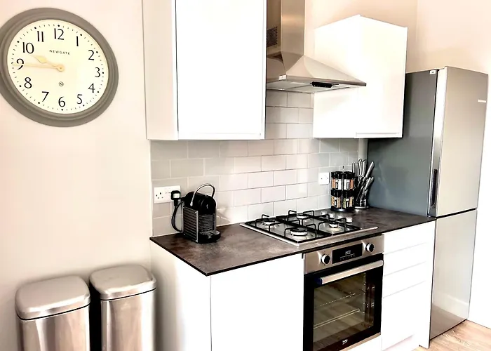 Heart Of The - 3 Bedroom Oasis Apartment