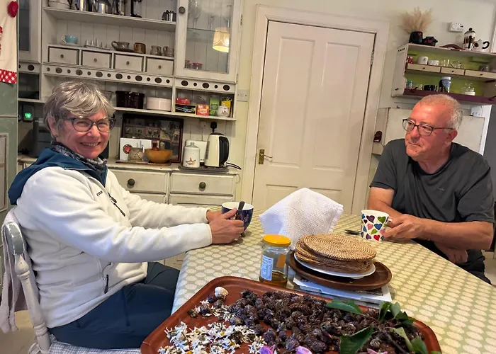 Bed and Breakfast Charming 3 Bed , Private Budget , Free Street Parking , Fibre Optic Internet , Garden