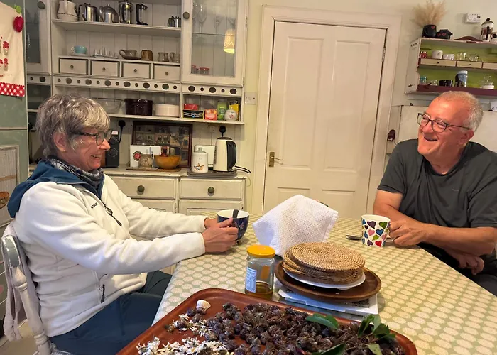 Cosy Cottage For Share , Private Double Room, Wifi, Parking, Garden فندق مبيت وإفطار *