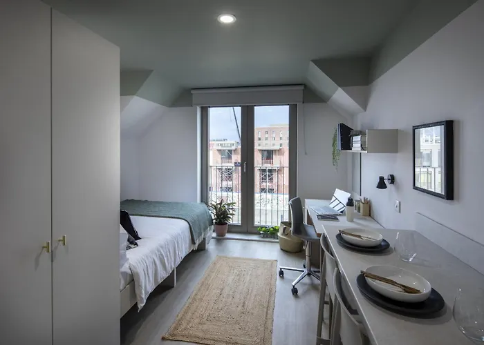 Modern With Kitchen & Ensuite In