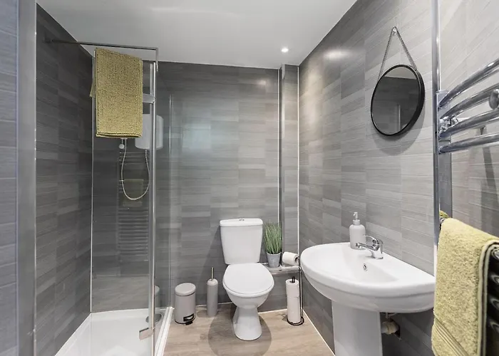Sleek Canalside In Edinburgh