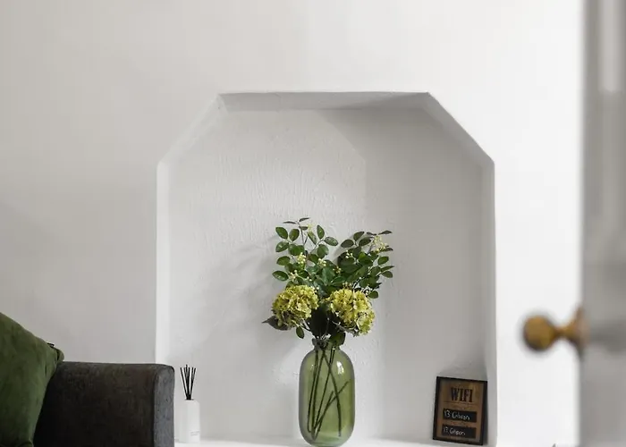Sleek Canalside In Apartment Edinburgh