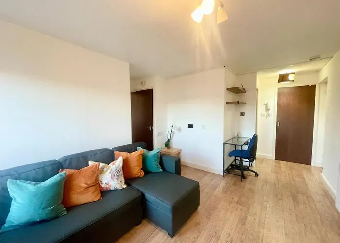 Charming 1 Bedroom Flat In With Free Parking Apartment