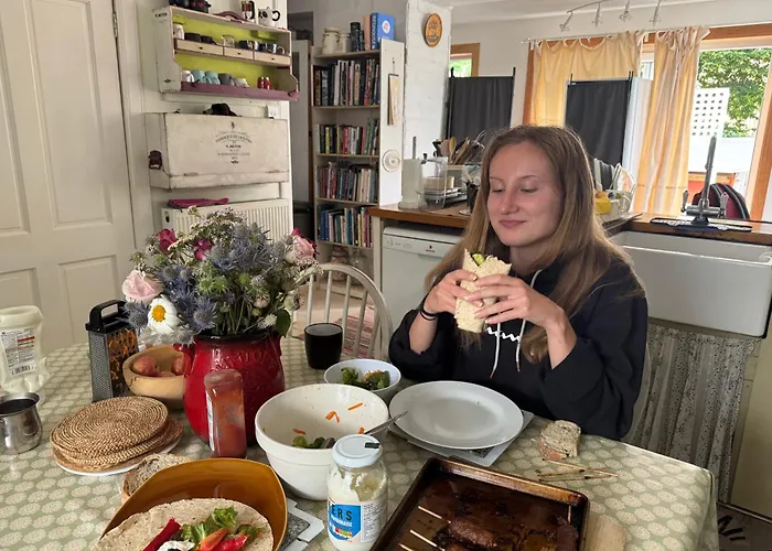 Cosy Cottage For Share , Private Double Room, Wifi, Parking, Garden فندق مبيت وإفطار إدنبرة