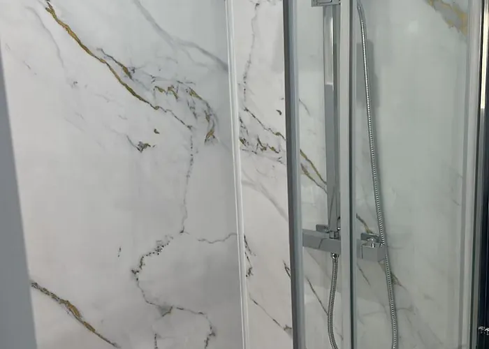 דירה Centre Ground Floor 3 Bedroom *