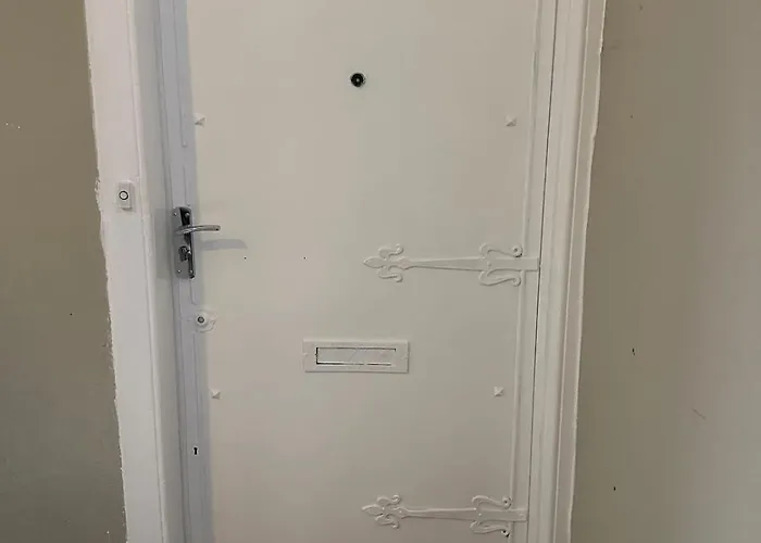 דירה Centre Ground Floor 3 Bedroom *