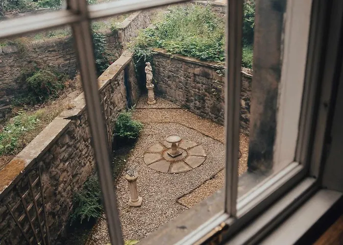 Traditional 2 Bedroom * אדינבורו