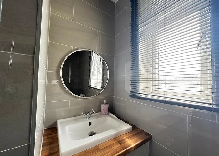 Spacious 2br By Portobello *