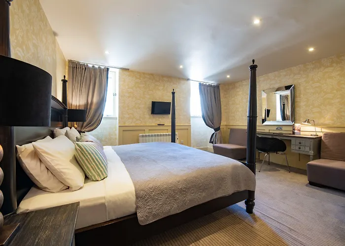 Grove House 4*