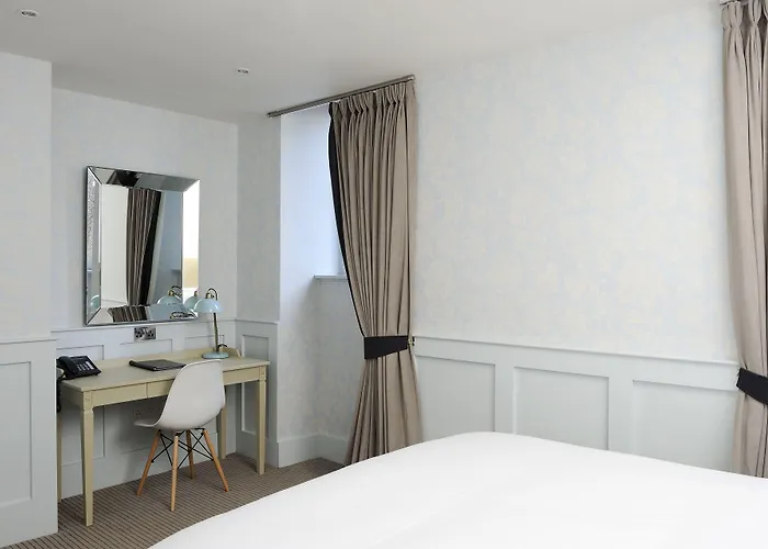 Grove House Hotell 4*