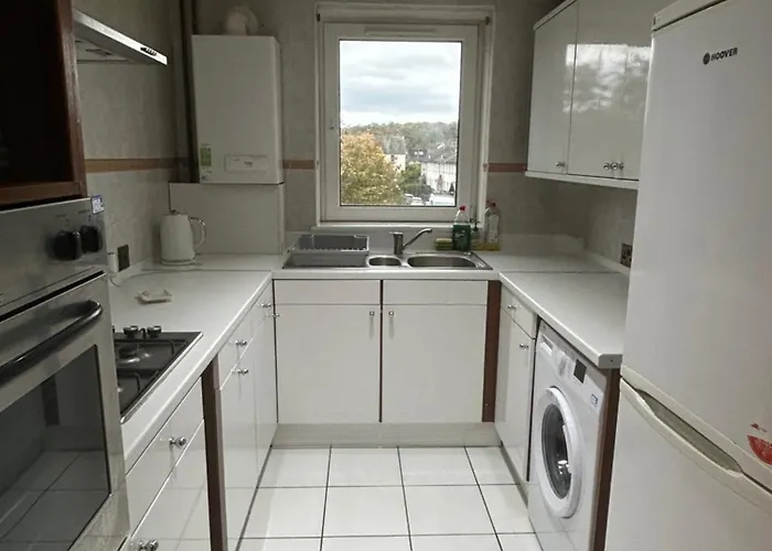 Spacious 3 Bedroom Flat *