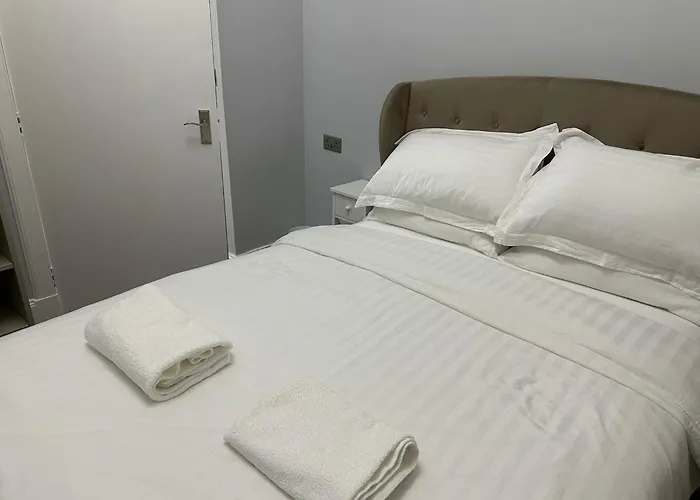 Centre Ground Floor 3 Bedroom דירה *