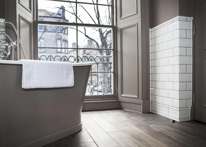Отель The Raeburn 4*