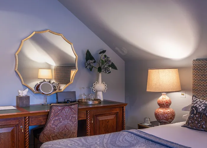 Отель The Raeburn 4*