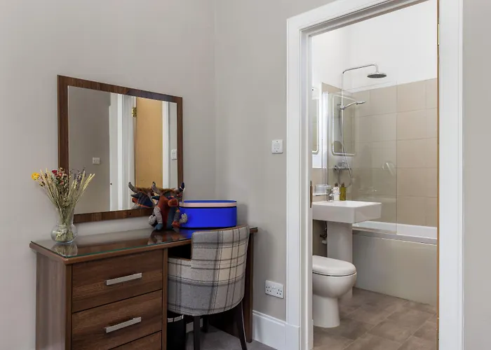 28 York Place 3*