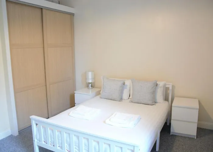 Beautiful Travelers - Salmond Place *