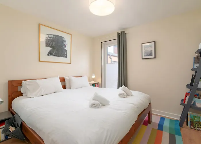 Modern 2-bdr Flat In - Pass The Keys Edinburgh