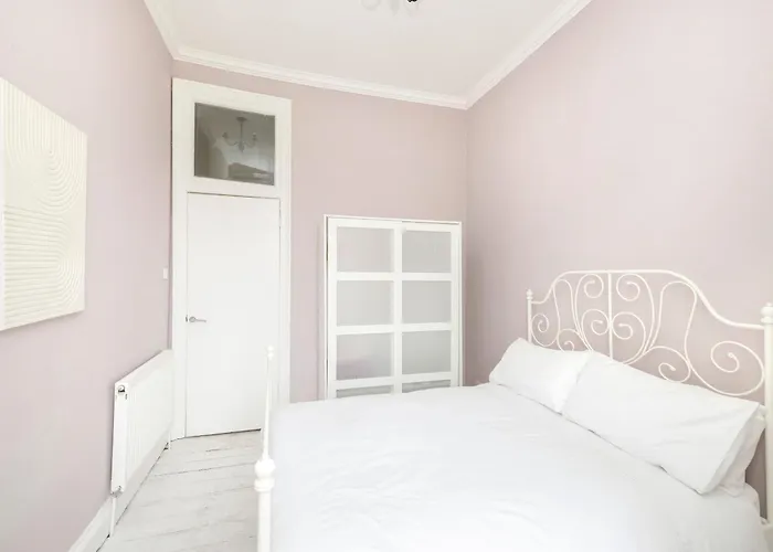 Chic And Stylish 2-bedroom Near Centre