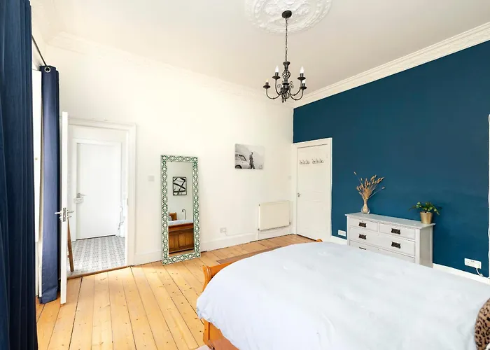 Chic And Stylish 2-bedroom Near Centre אדינבורו