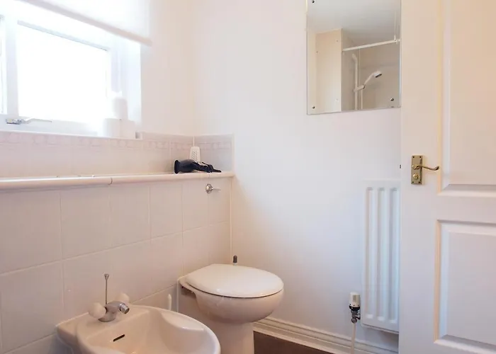 Fettes - Homely 2bd In Quiet Development דירה