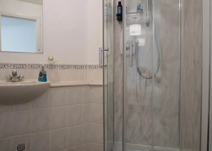 Fettes - Homely 2bd In Quiet Development דירה *