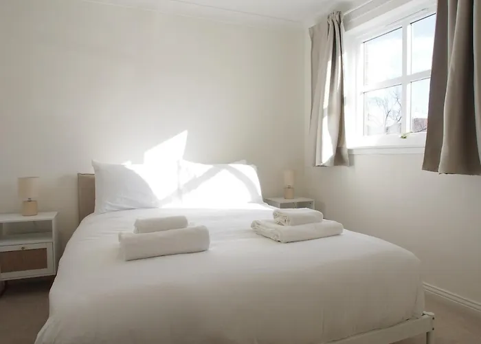 Fettes - Homely 2bd In Quiet Development דירה *