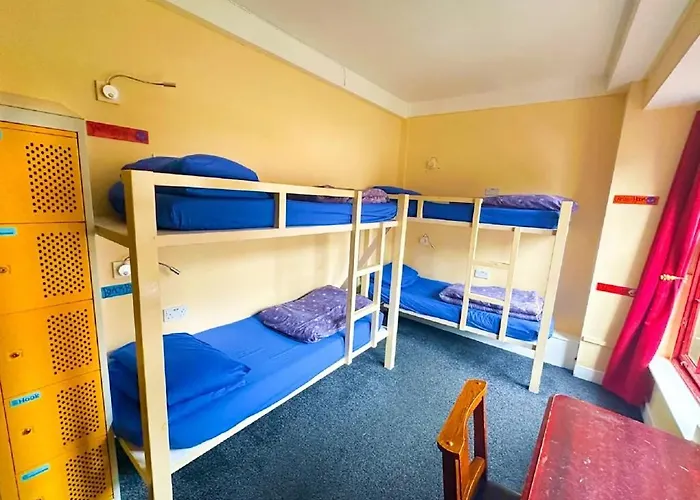 High Street - Over 18s Only, Backpackers Atmosphere (adults Only) Edinburg