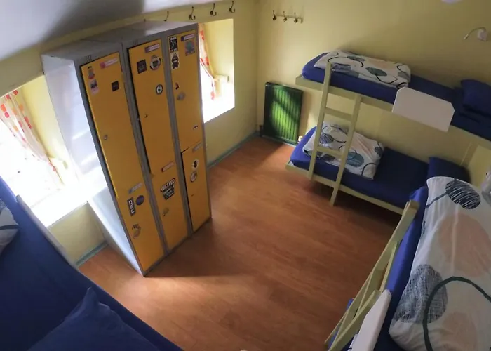 High Street - Over 18s Only, Backpackers Atmosphere (adults Only) *