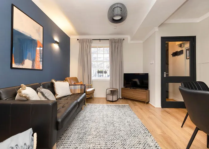 Joivy Stylish Castle View Flat With Balcony אדינבורו