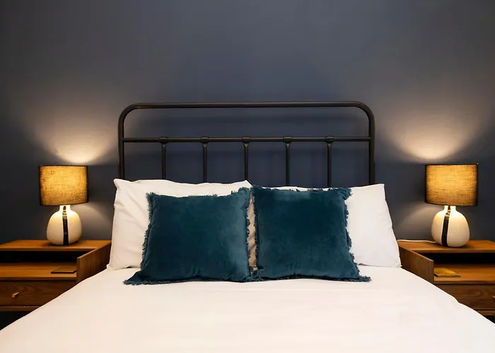 Joivy Stylish Castle View Flat With Balcony אדינבורו