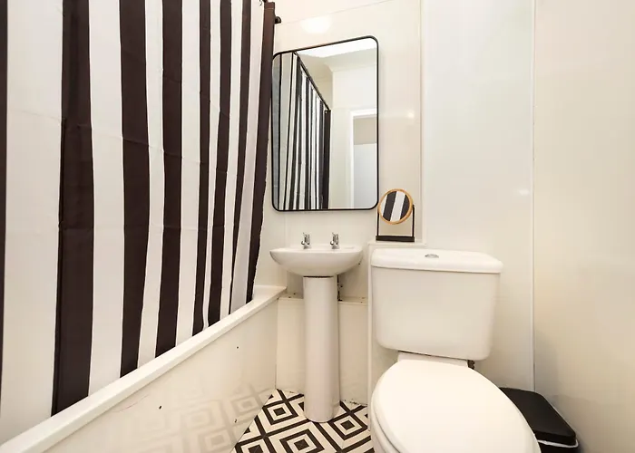 Joivy Stylish Castle View Flat With Balcony *