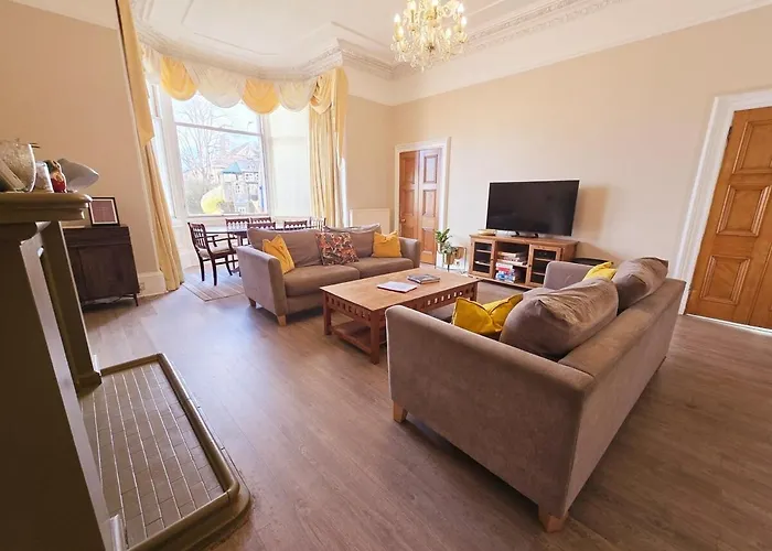 Delightful 4 Bedroom Family In Newington - Craigmillar Park 3*