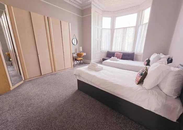 Delightful 4 Bedroom Family In Newington - Craigmillar Park 3*