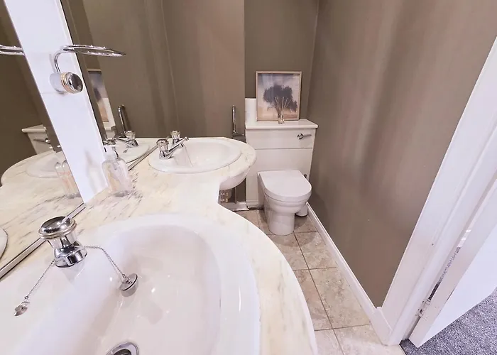 Guest house Delightful 4 Bedroom Family In Newington - Craigmillar Park