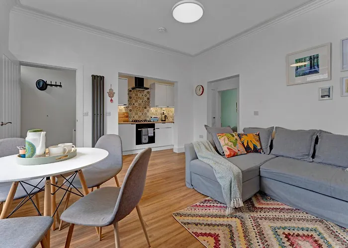 Stylish 2-bed Garden 빌라 *