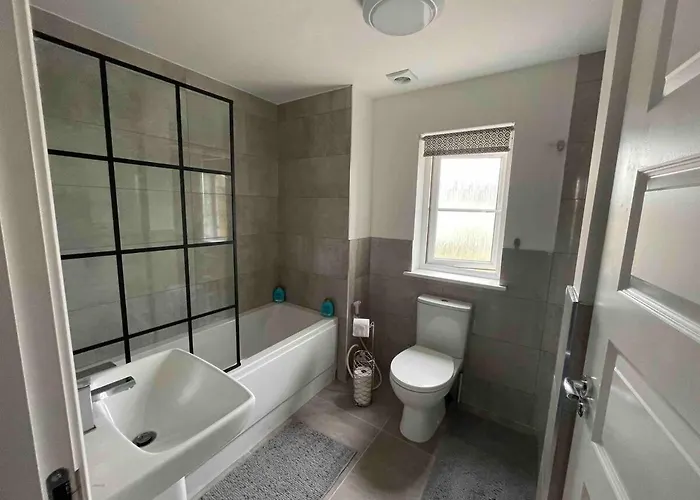 Entire 3 Bedroom House In Suburban Area بيت للعطل *