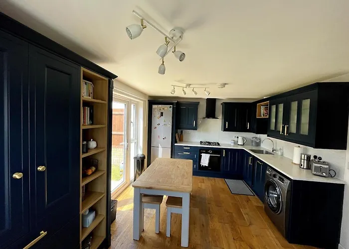 بيت للعطل Entire 3 Bedroom House In Suburban Area *