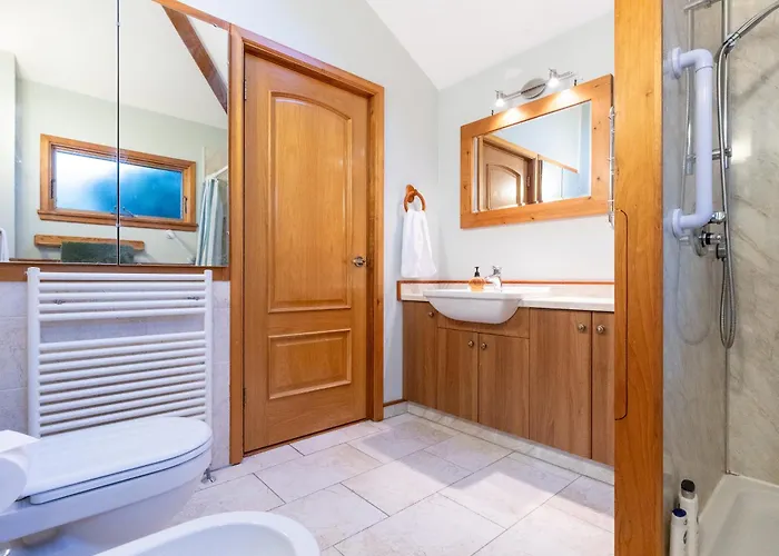 Semesterbostad Bright, Spacious House Edinburg