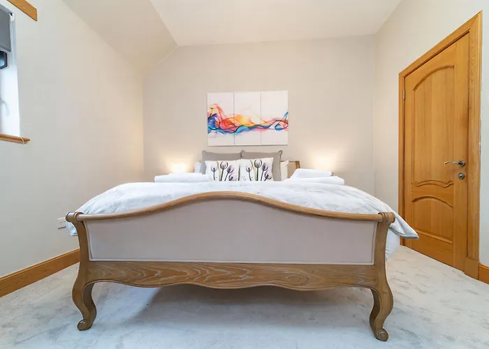 Family Friendly 3br Townhouse With 6 Beds And Parking *