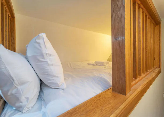 Family Friendly 3br Townhouse With 6 Beds And Parking *