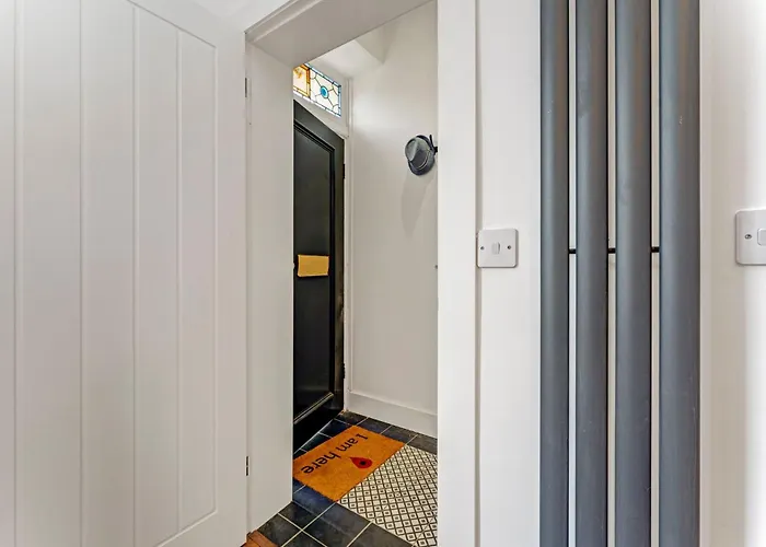 Stylish 2-bed Garden 빌라 *