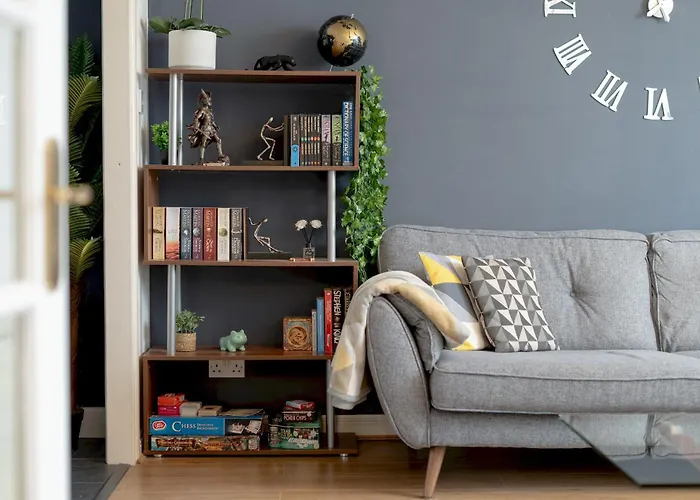 Stylish 2-bed Flat With Balcony Near Haymarket - Pass The Keys *